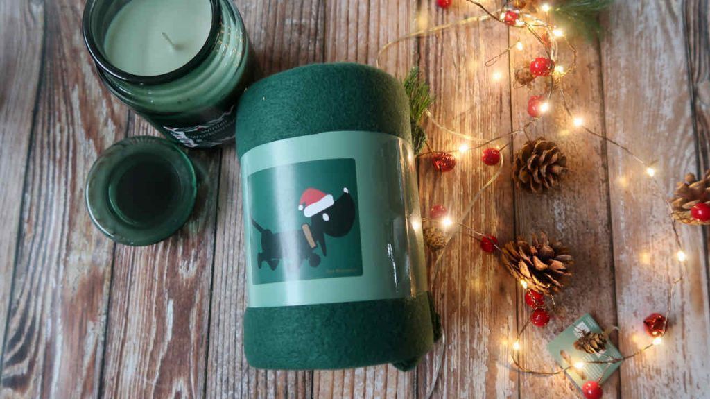 HEMA living with a winter wonderland candle and fleece blanket with an image of Takkie